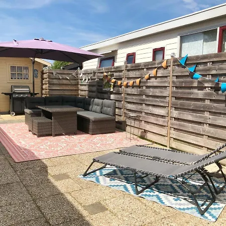 555 Op Recreatiepark De Wielen 木屋 *