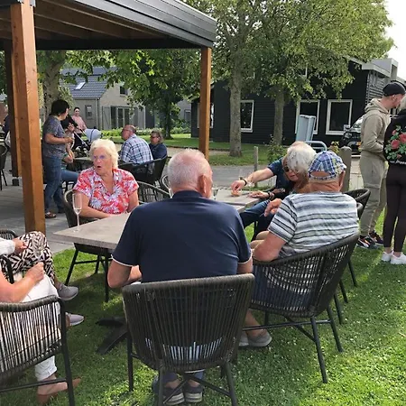 555 Op Recreatiepark De Wielen 木屋