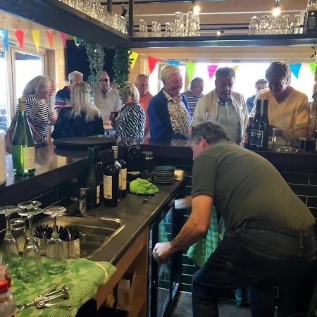 555 Op Recreatiepark De Wielen 木屋