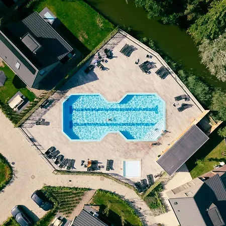 555 Op Recreatiepark De Wielen 木屋 *