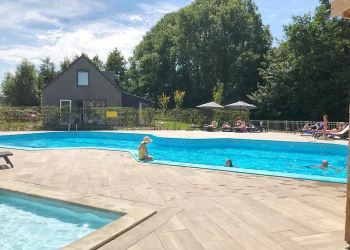 555 Op Recreatiepark De Wielen 木屋 *