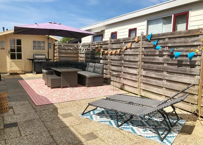 555 Op Recreatiepark De Wielen 木屋 *