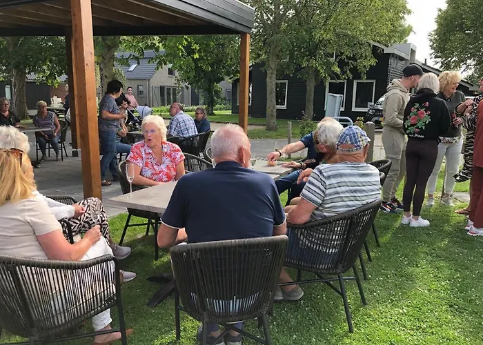 555 Op Recreatiepark De Wielen 木屋