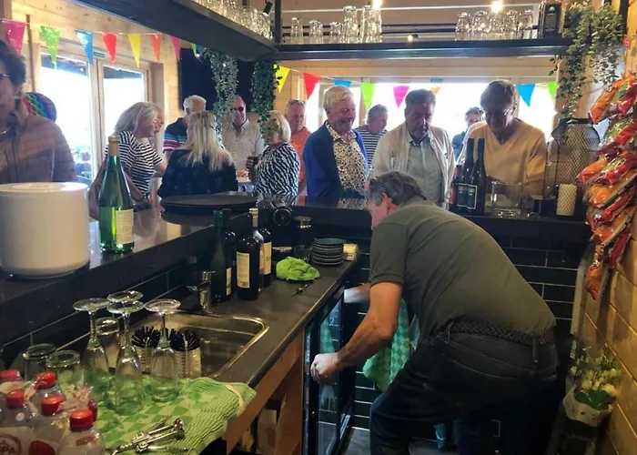 555 Op Recreatiepark De Wielen 木屋