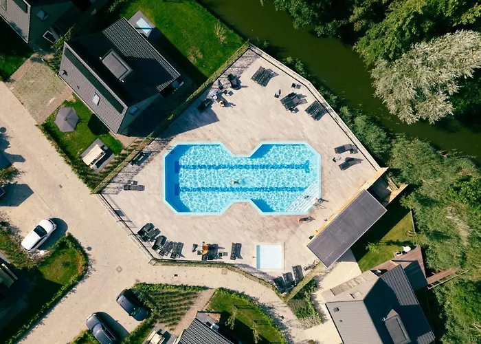 555 Op Recreatiepark De Wielen 木屋 *